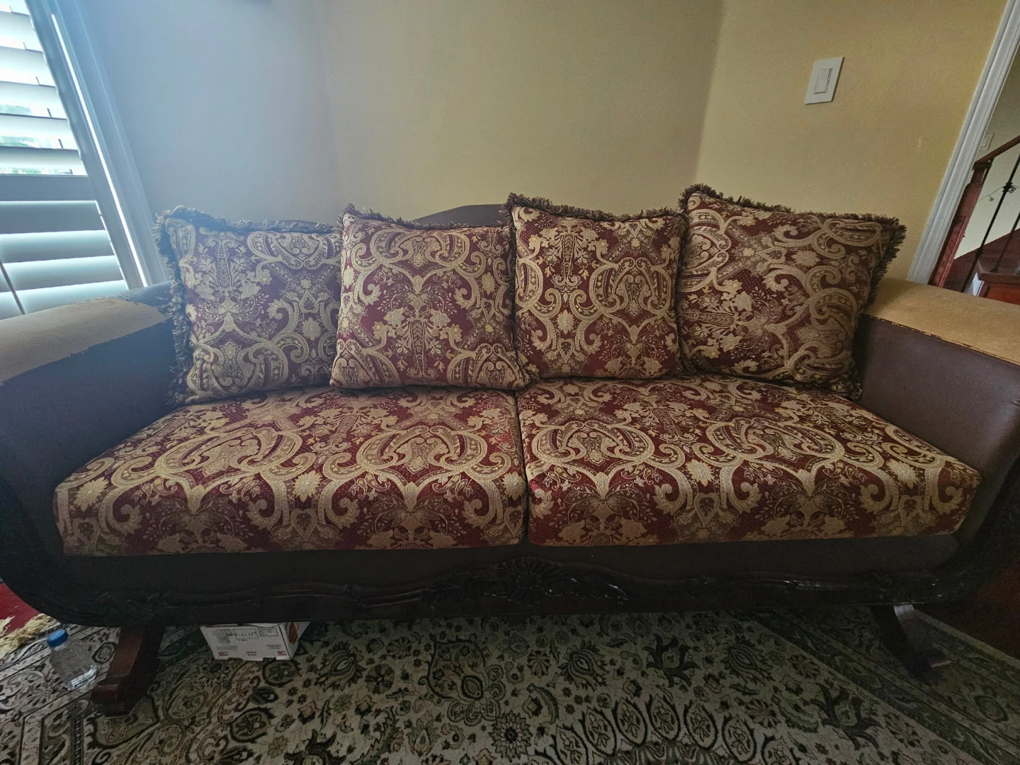 Elegant Sofa with Decorative Pillows - photo 4