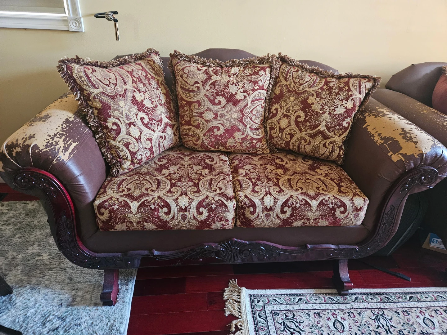 Elegant Sofa with Decorative Pillows - photo 5