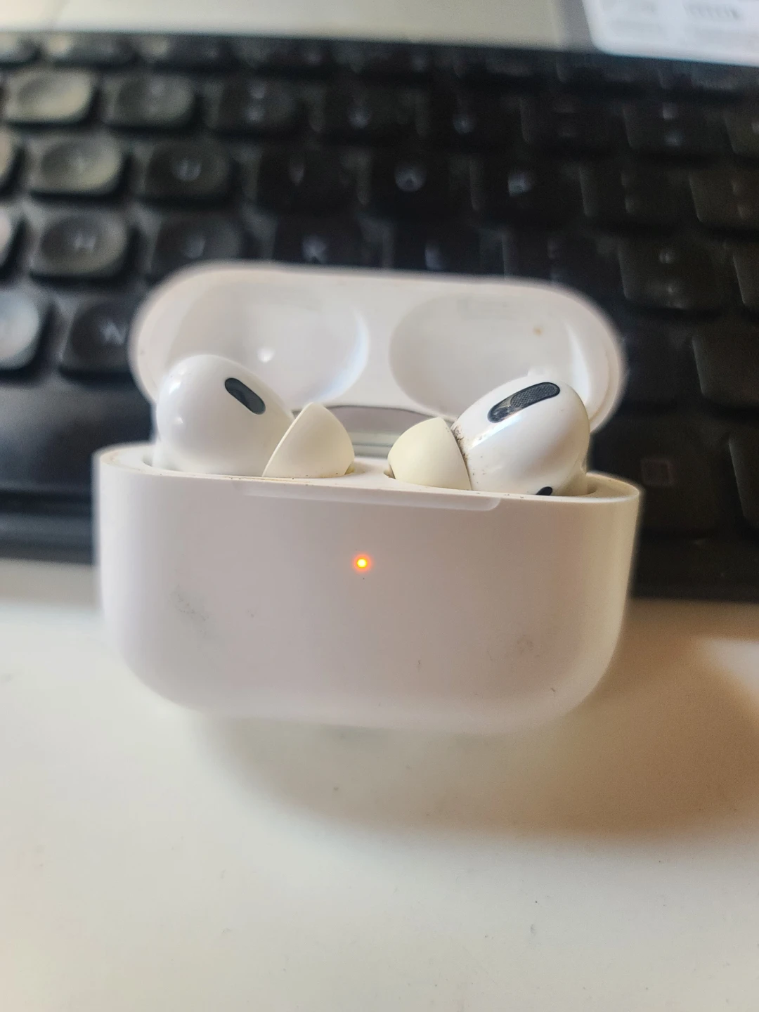 Apple AirPods Pro  And Charging Case