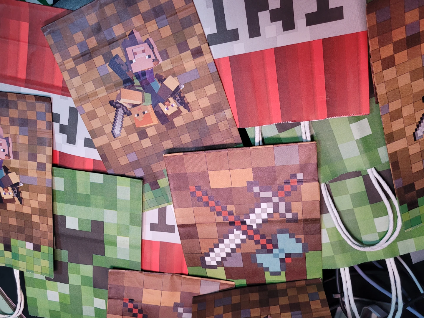Minecraft Party Supplies - Gift Bags, Banner & Tablecloth - photo 2