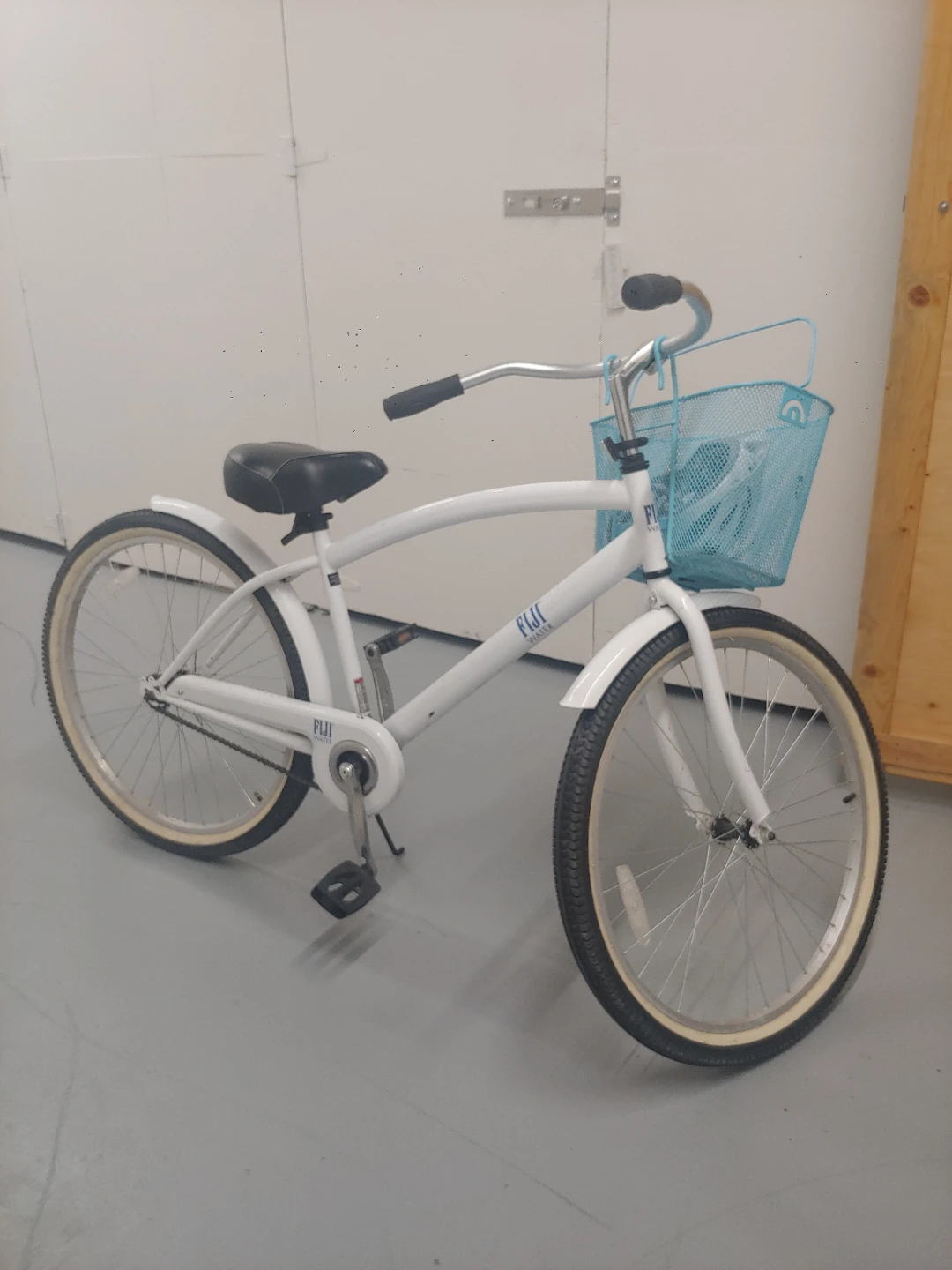 ⚽White Fiji Cruiser Bicycle with Blue Basket