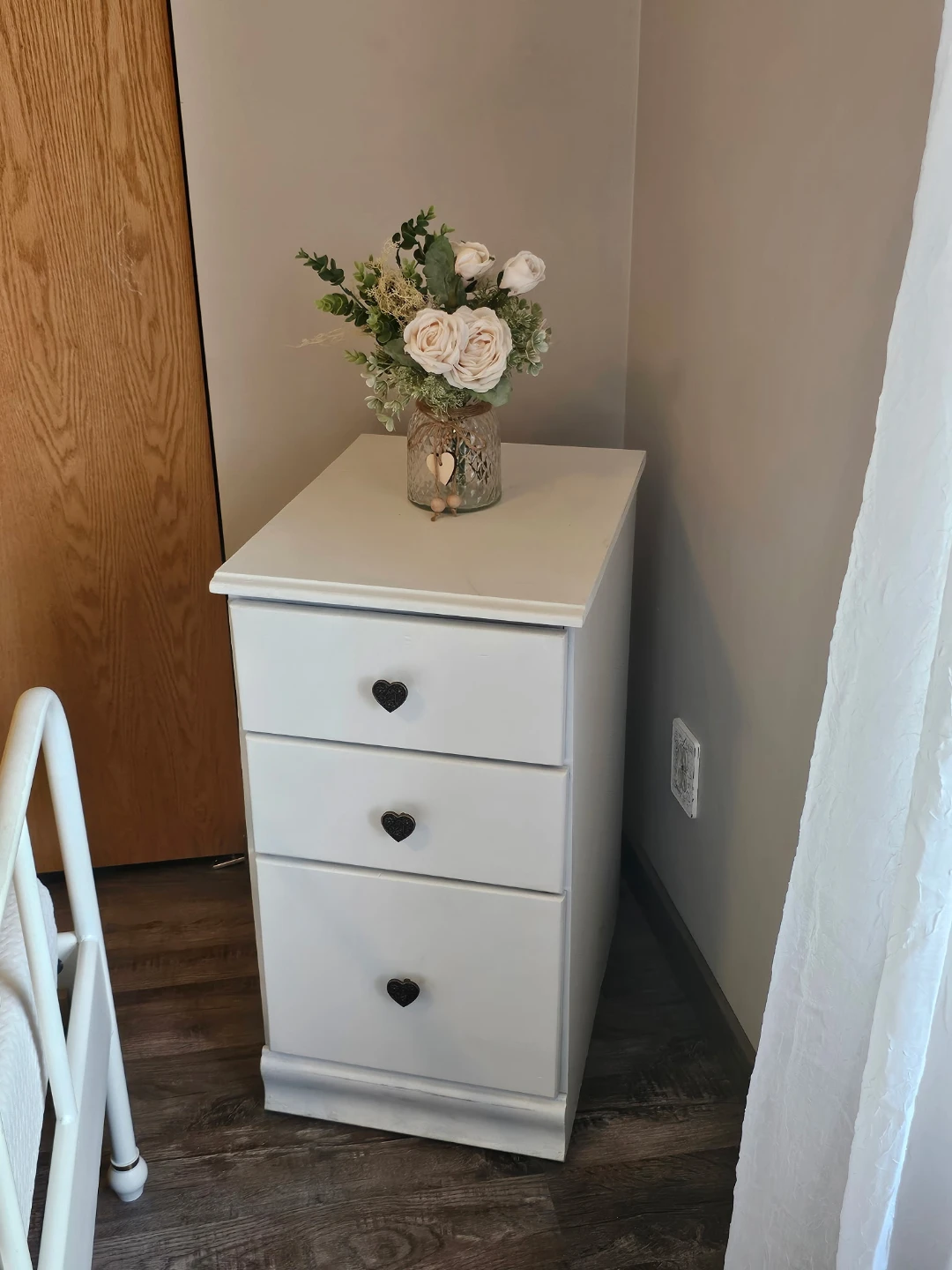 White 3-Drawer Nightstand with Heart Knobs - photo 2