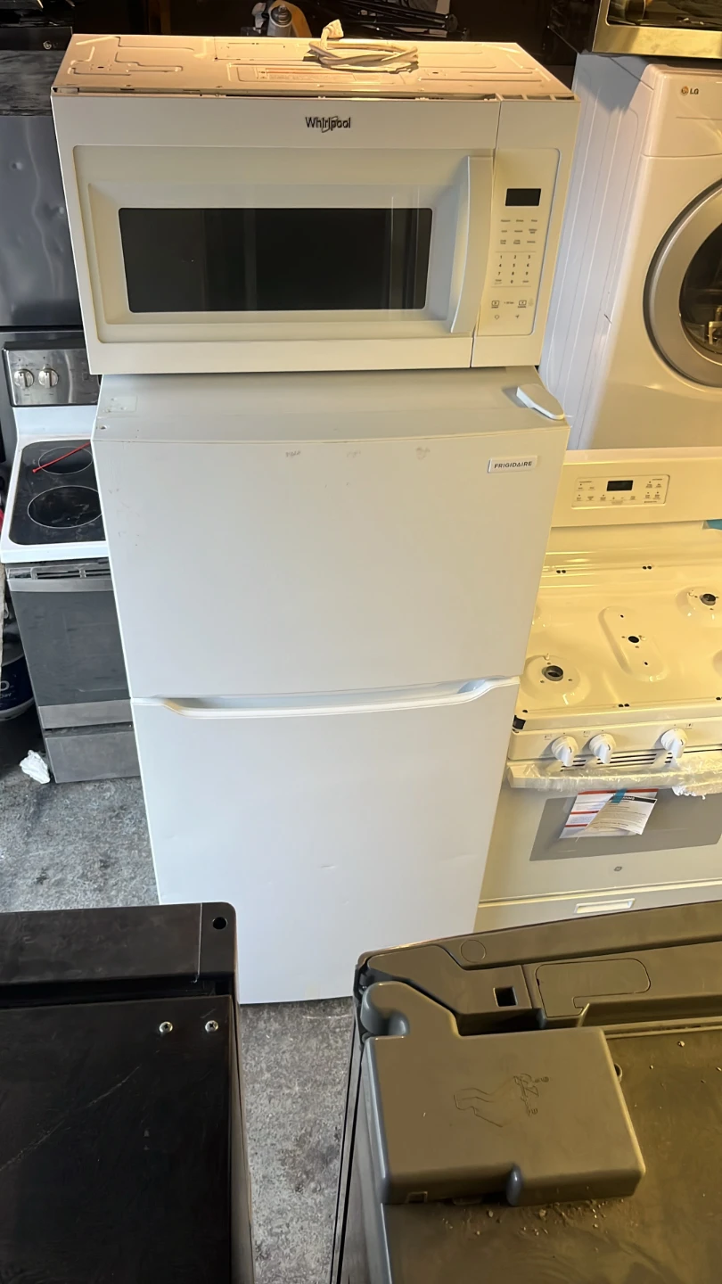 Microwave Refrigerator and stove - photo 5