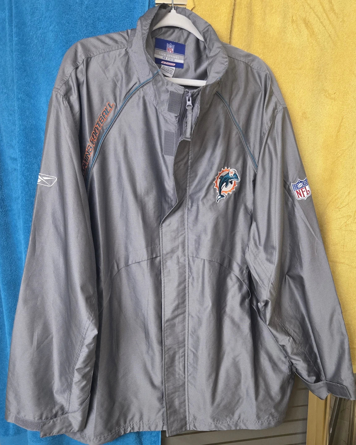 NWT.Miami Dolphins jacket. XXL/2XL.