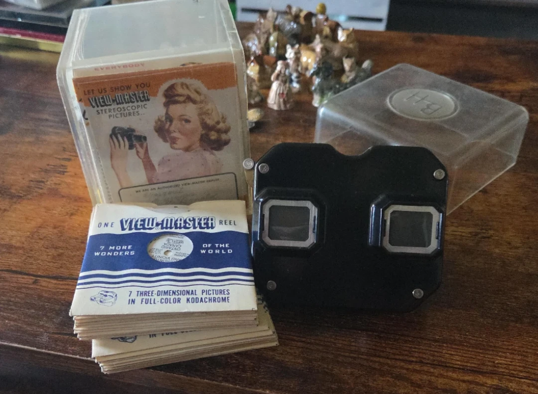 View-Master Stereoscopic Viewer with Reels