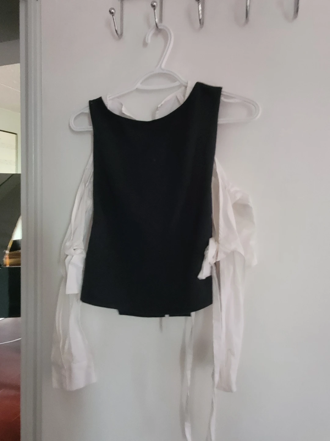 H&M Black and White Sleeveless Top with Button-Up Shirt Sleeves - photo 2