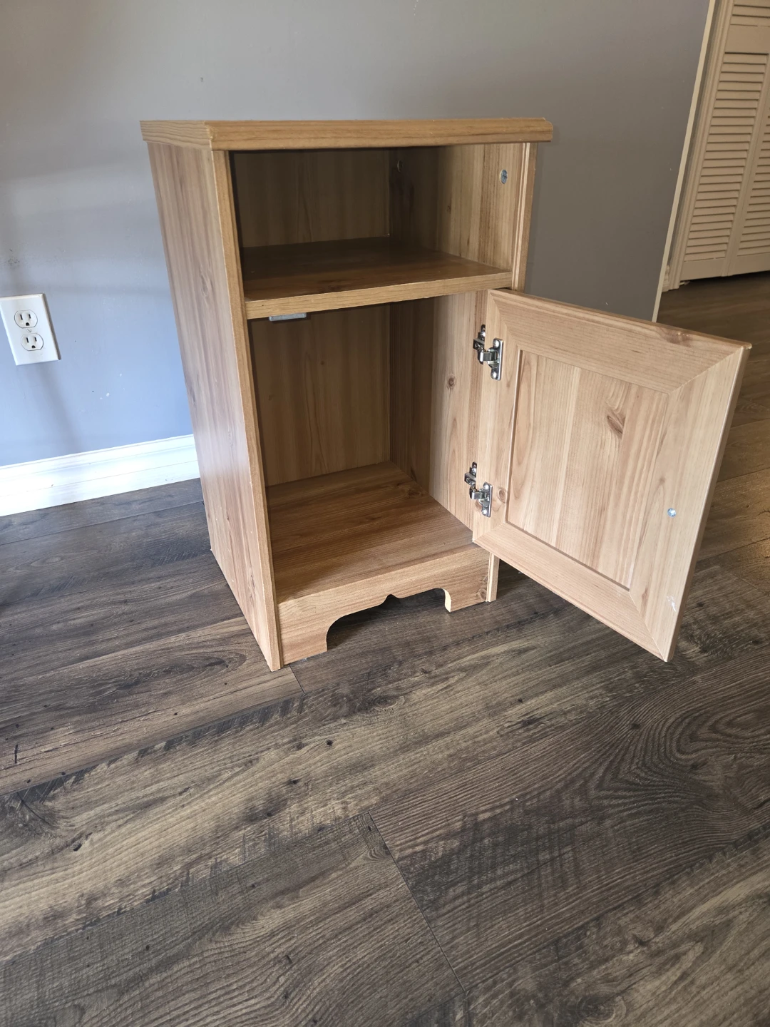 Light Wood Accent Cabinet / Night stand - photo 3