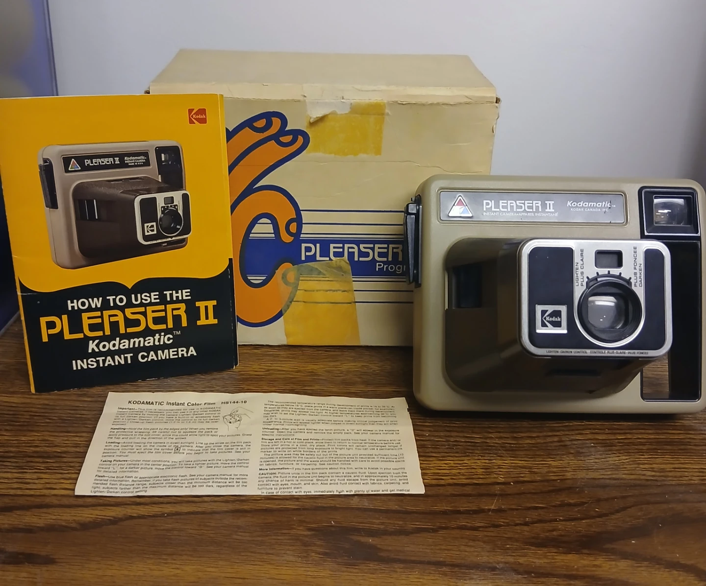 VINTAGE! Kodak Pleaser II Instant Camera