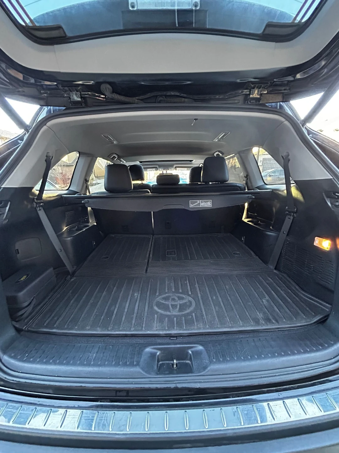 Black Toyota Highlander XLE Hybrid - photo 3