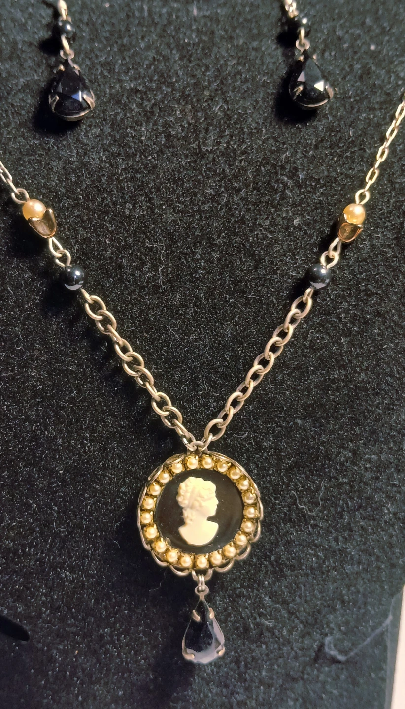 Cameo Necklace and Earring Set - photo 2