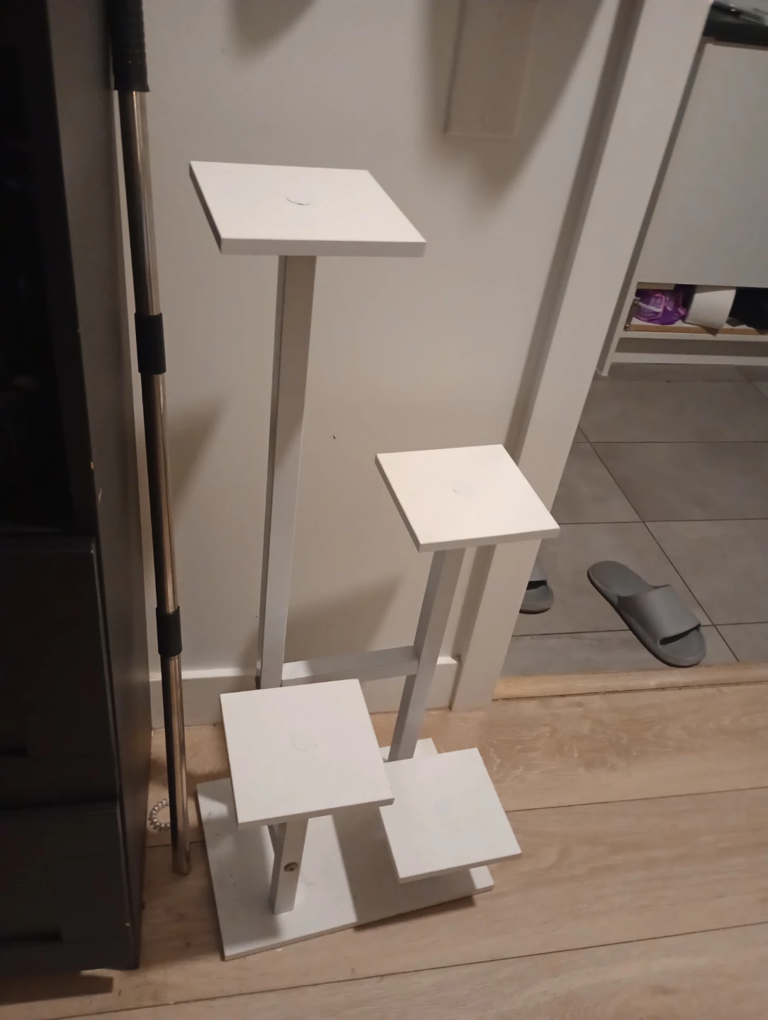 White stand