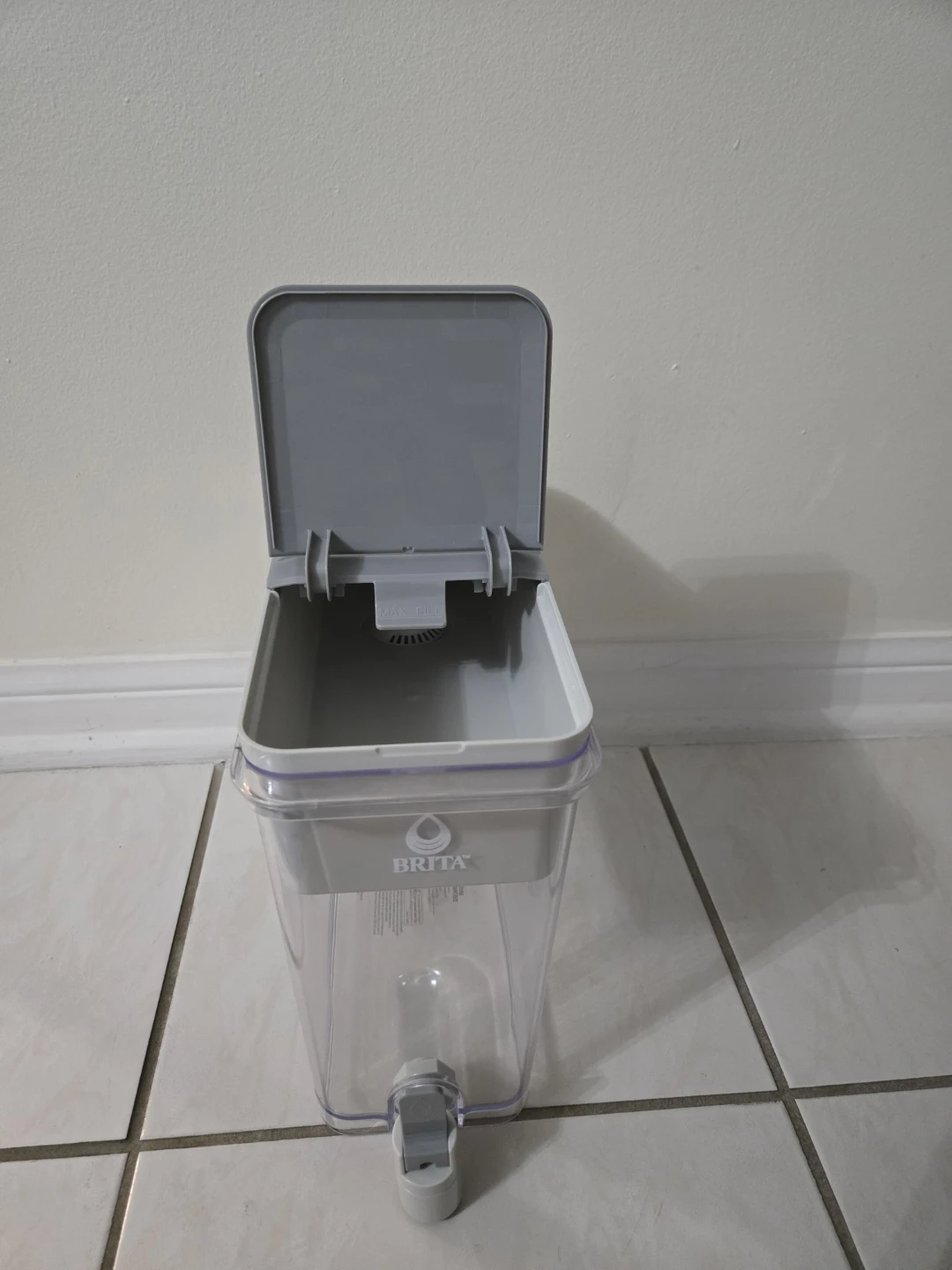 Brita Water Dispenser (1 filter attached)  + 2 Extra new Filters - photo 2