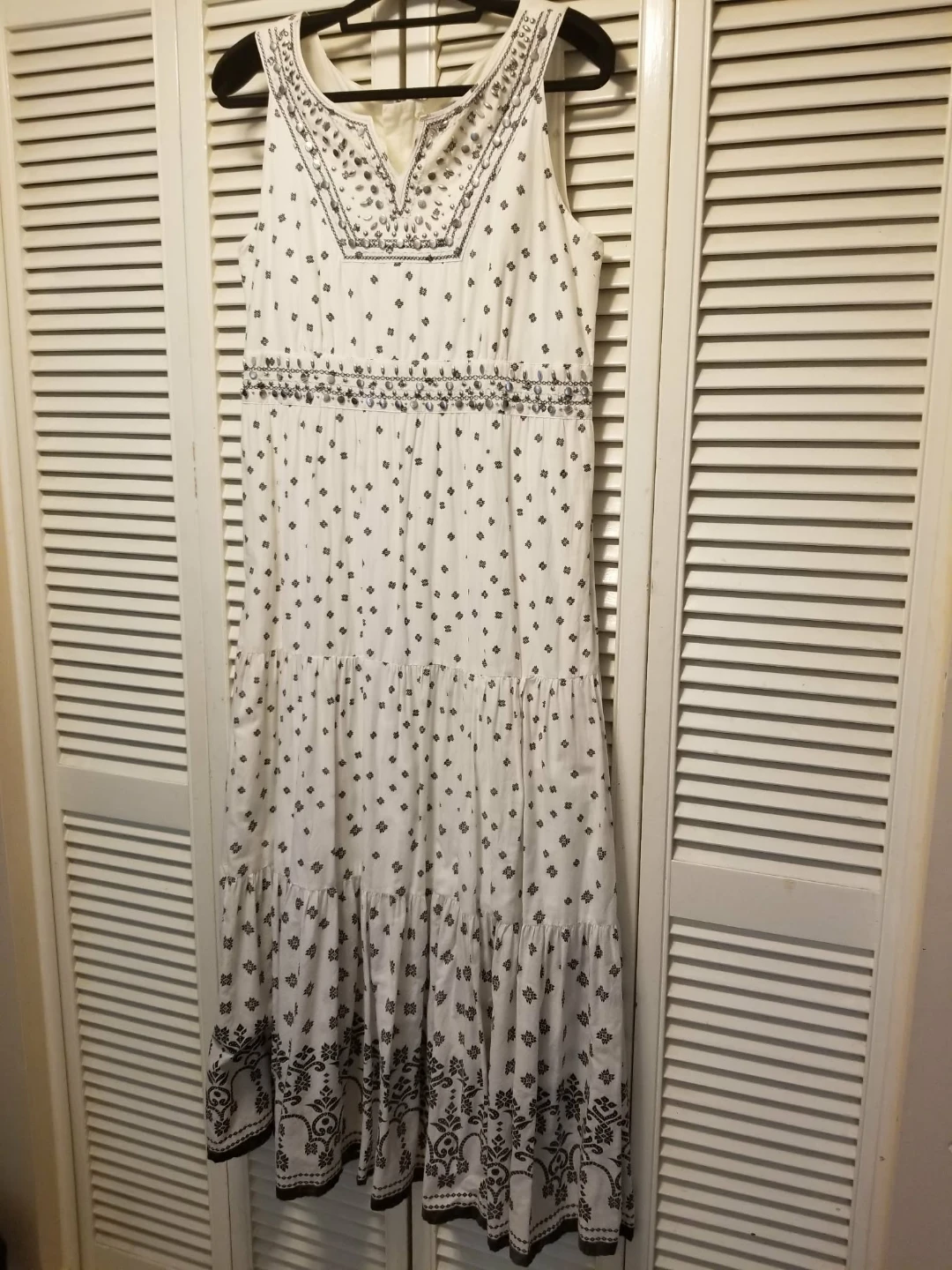 Whit Sundress with small Black Pattren and silver stud trim