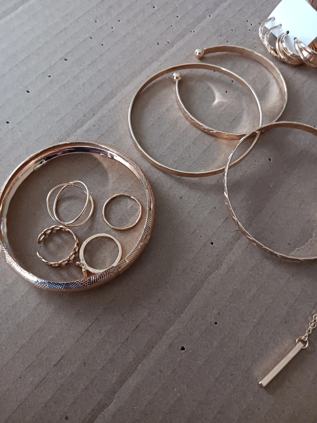 Gold-tone jewellery set with earrings, bracelets, and rings - photo 3