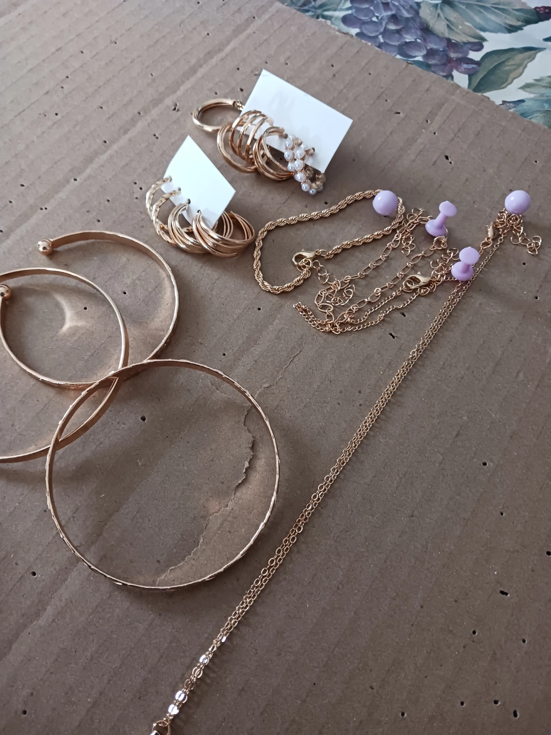 Gold-tone jewellery set with earrings, bracelets, and rings - photo 4