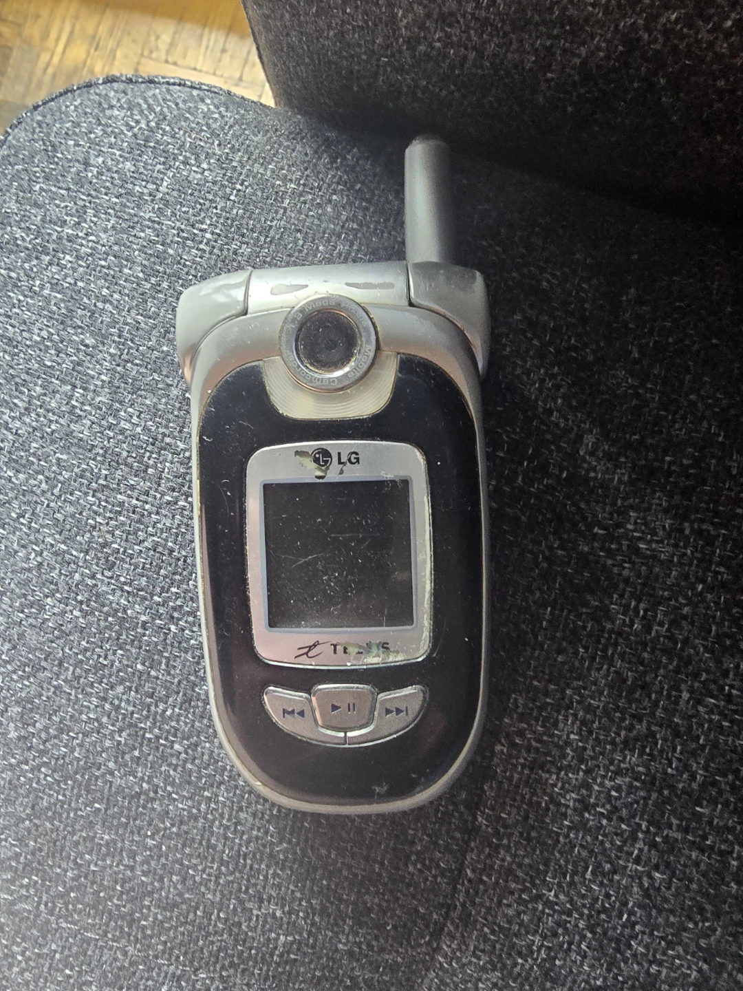 Old LG Flip Phone - Silver