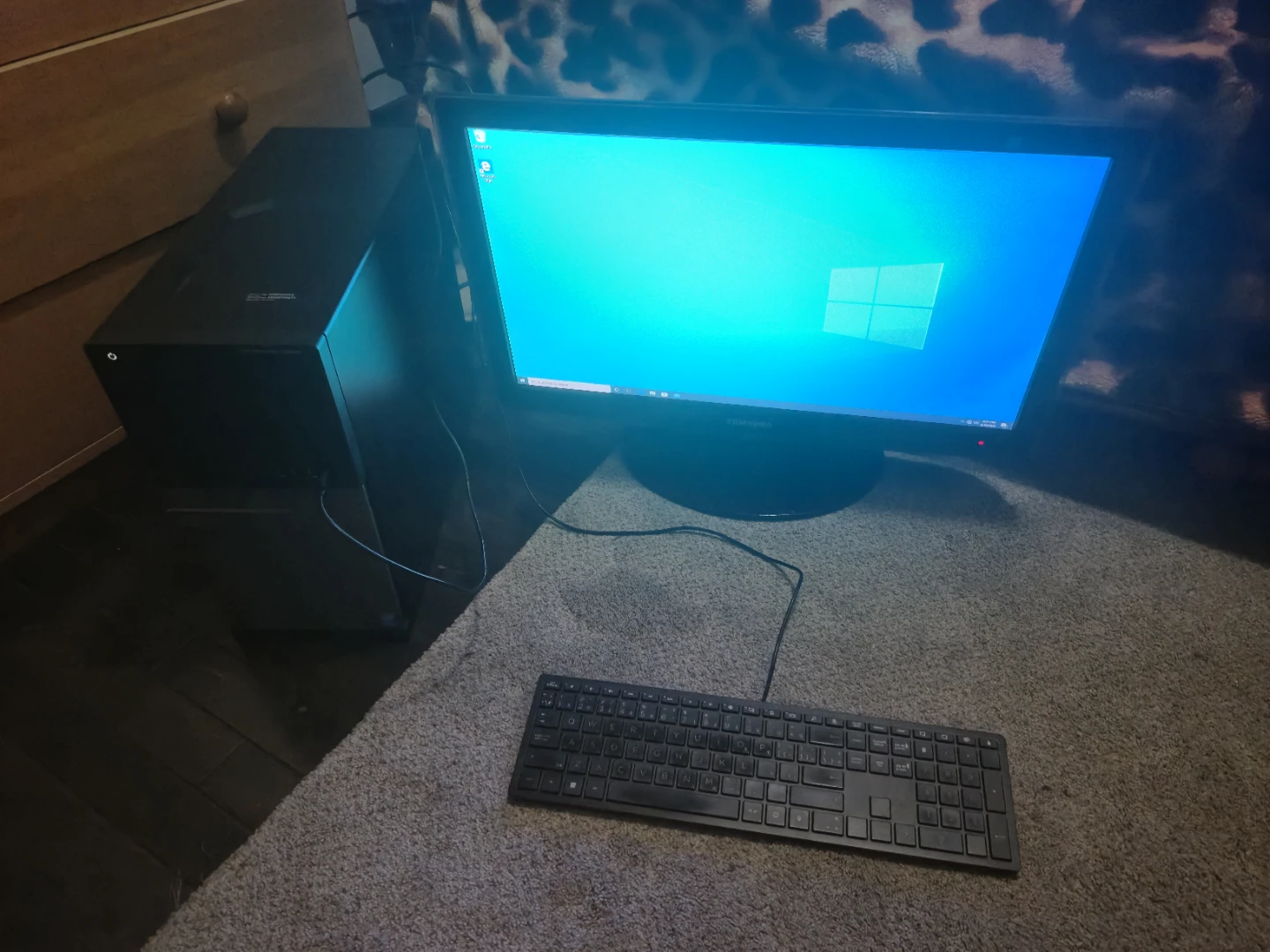DELL 9020 comes with Monitor and Keyboard