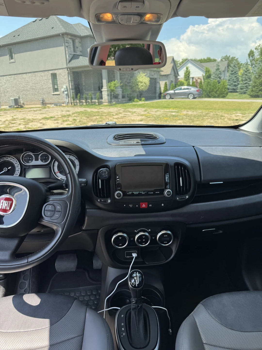 Red Fiat 500L Hatchback - photo 5