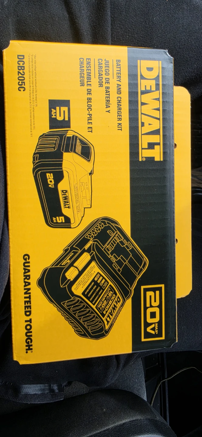 DEWALT 20V MAX Battery and Charger Kit DCB205C