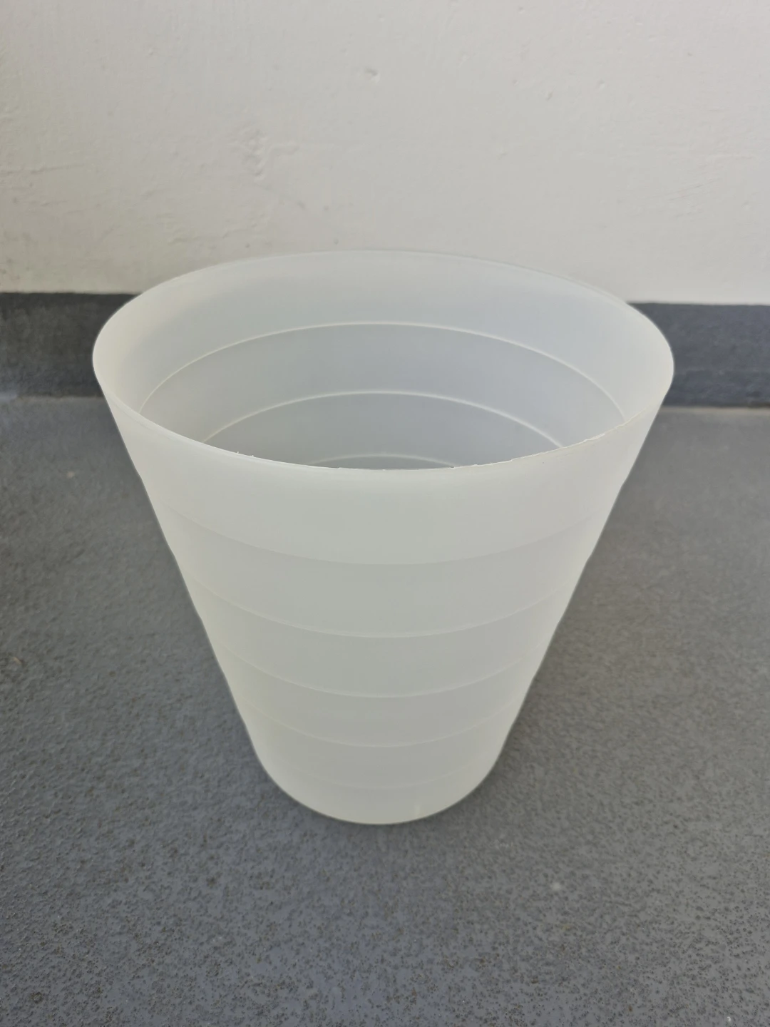 2 Wastepaper bin/basket trash can (2 for $5) : AS NEW - photo 4