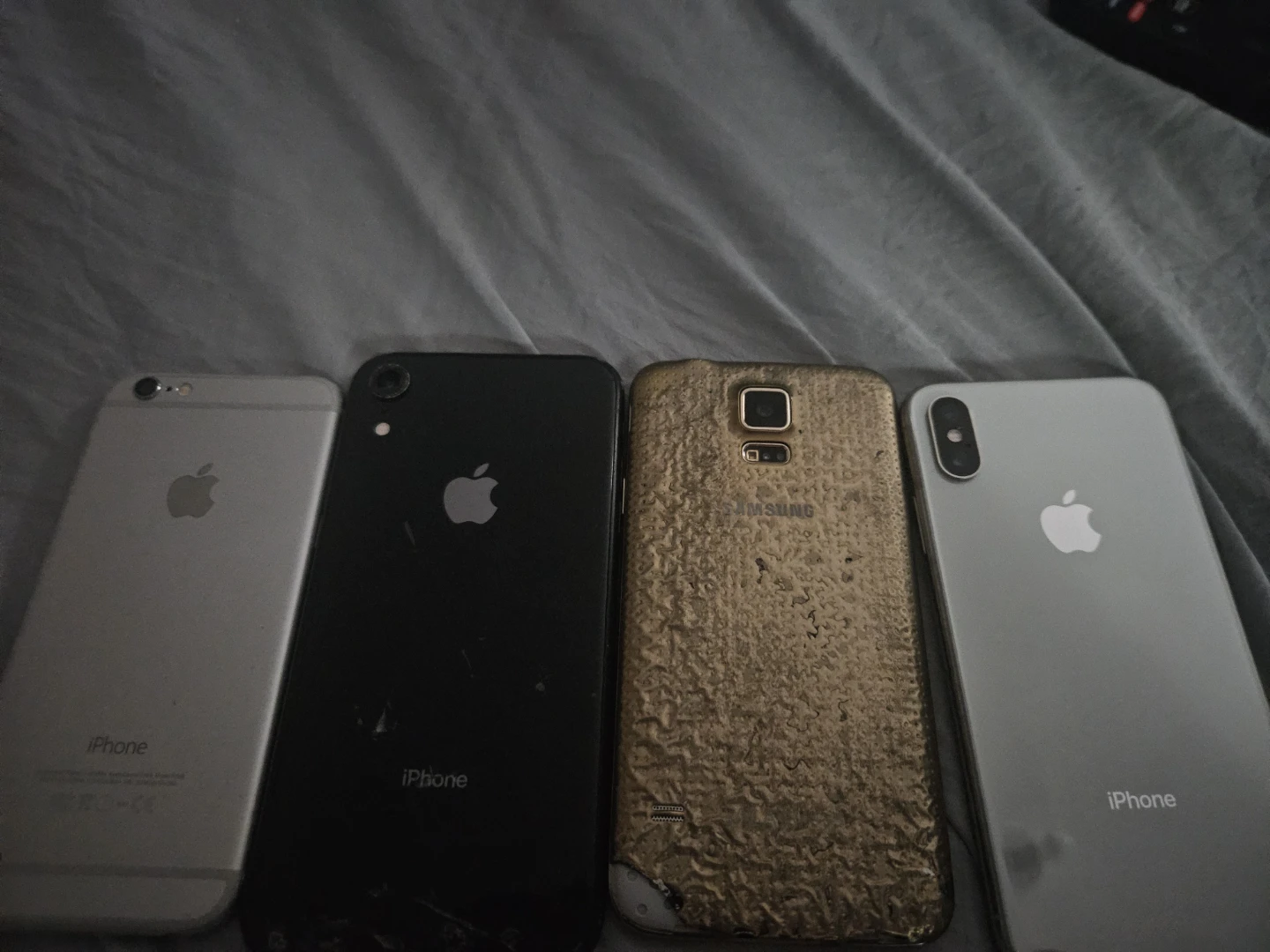 Lot of 4 Used Smartphones (iPhone & Samsung) - photo 2