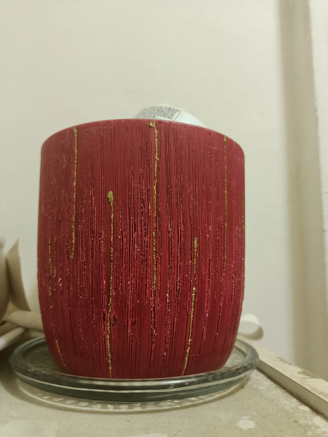 Red Textured Decorative Pot with Gold Accents⚽