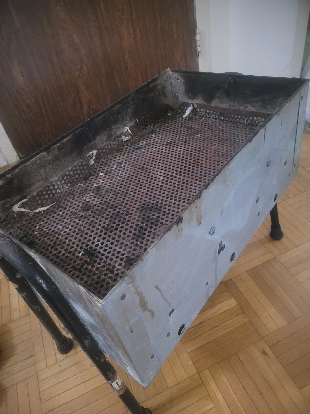 Metal BBQ Grill with Legs