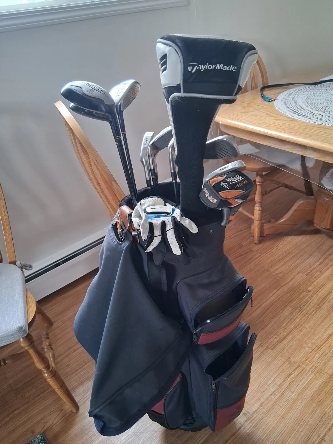 TaylorMade Golf Bag with Clubs and Gloves - photo 2