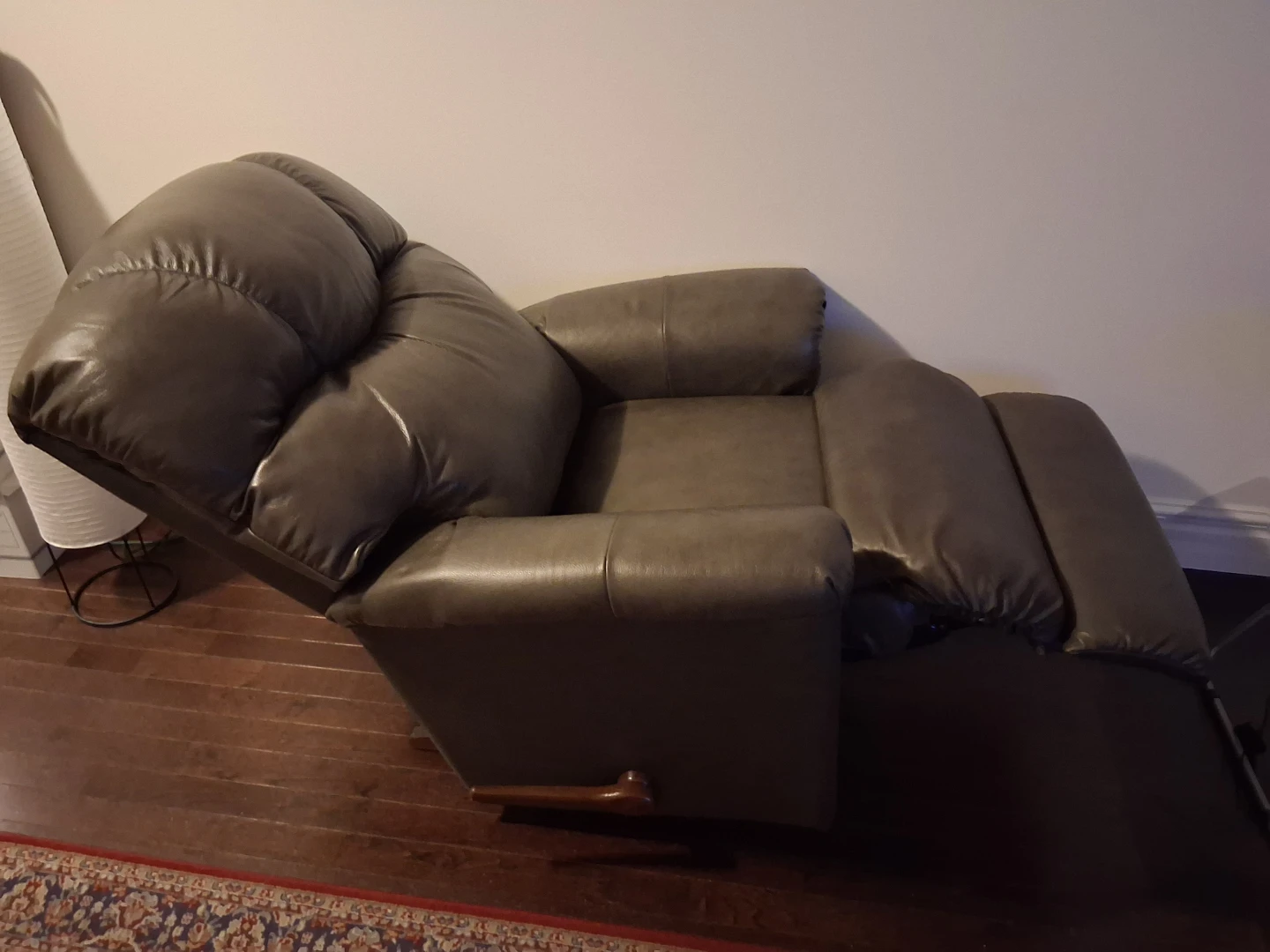 Unused Lazyboy Recliner - photo 4