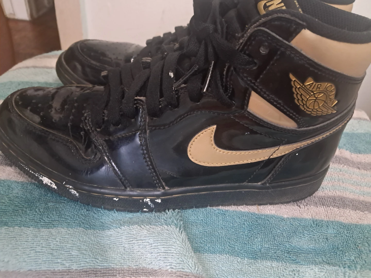 Nike Air Jordan 1 High OG (Black/Gold) - photo 2