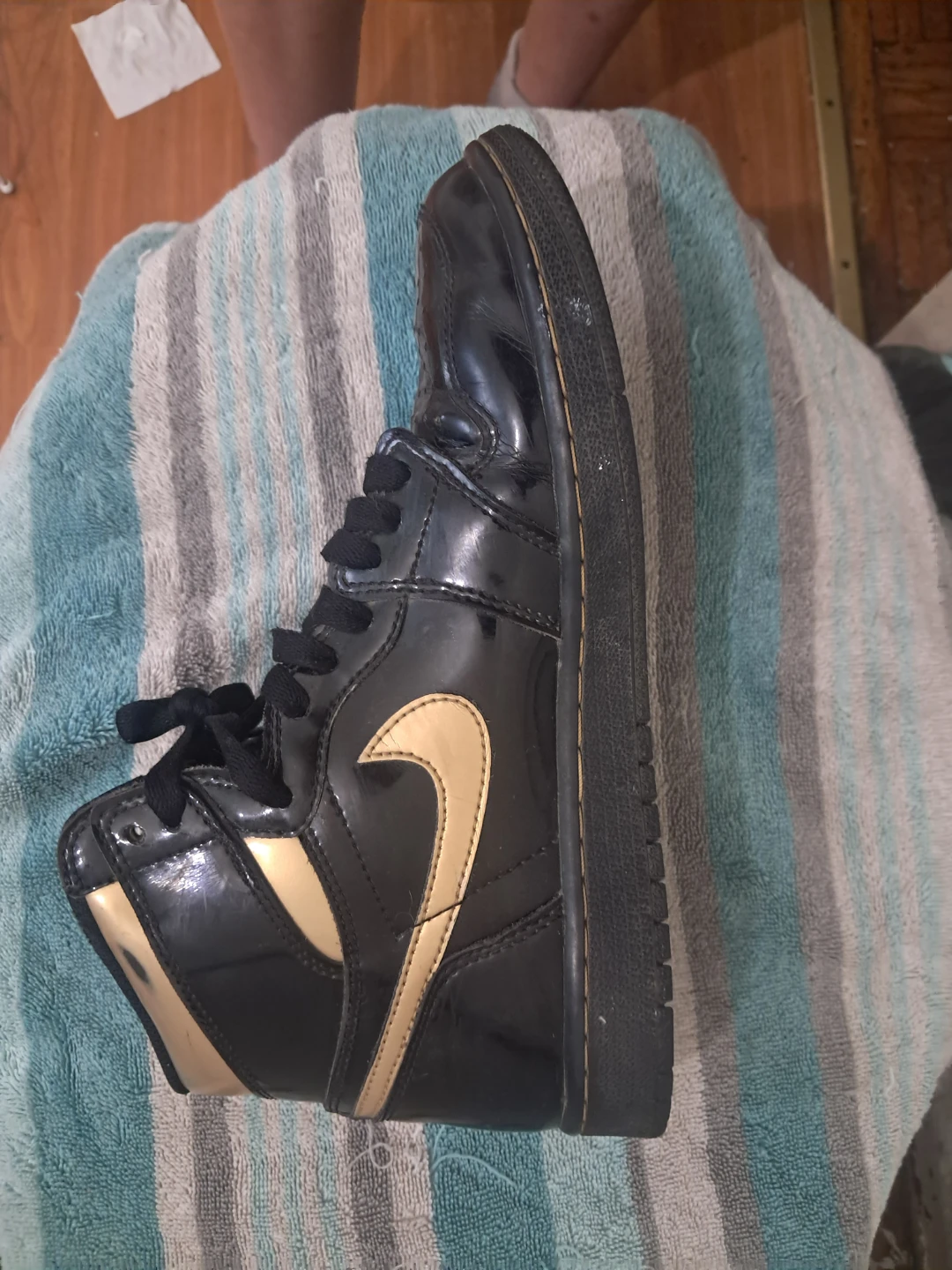 Nike Air Jordan 1 High OG (Black/Gold) - photo 3