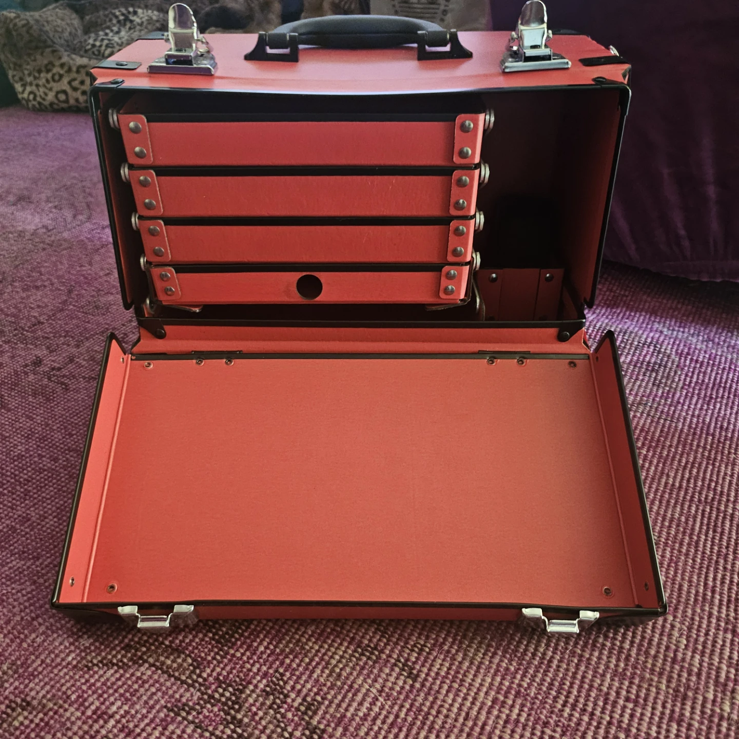 Red train case/makeup organizer - photo 5