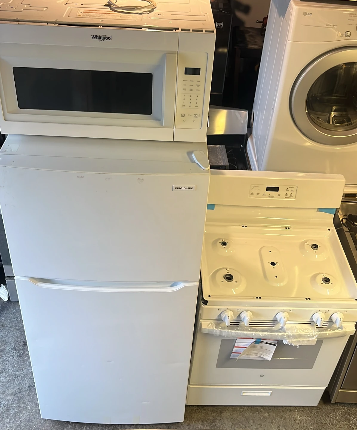 Microwave Refrigerator and stove - photo 3