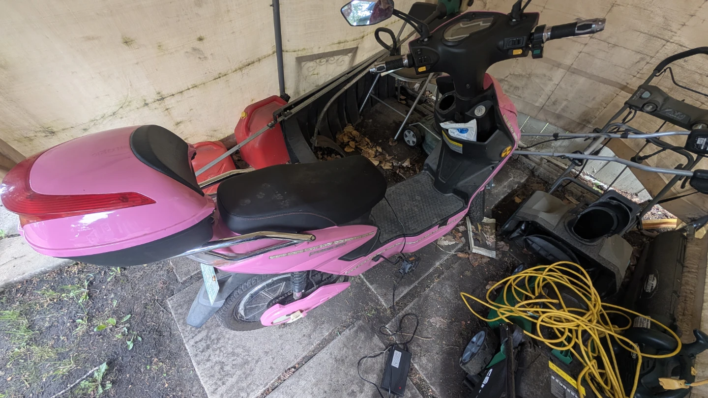 Daymak Electric Scooter / E-Bike – Only 107 KM – Like New!