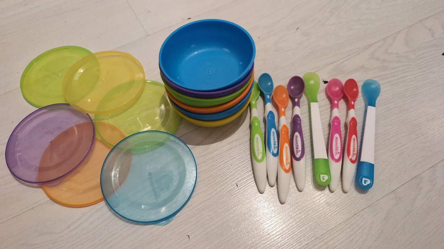 Munchkin Feeding Bowls and Spoons Set