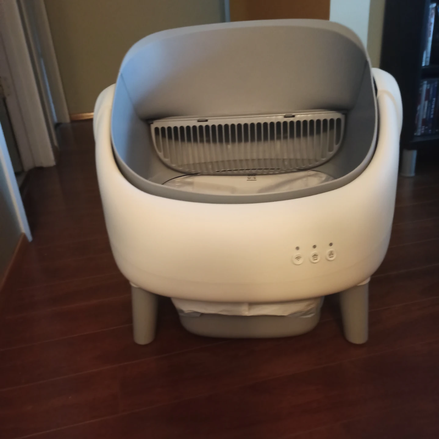 Open-Top Self Cleaning Litter Box.