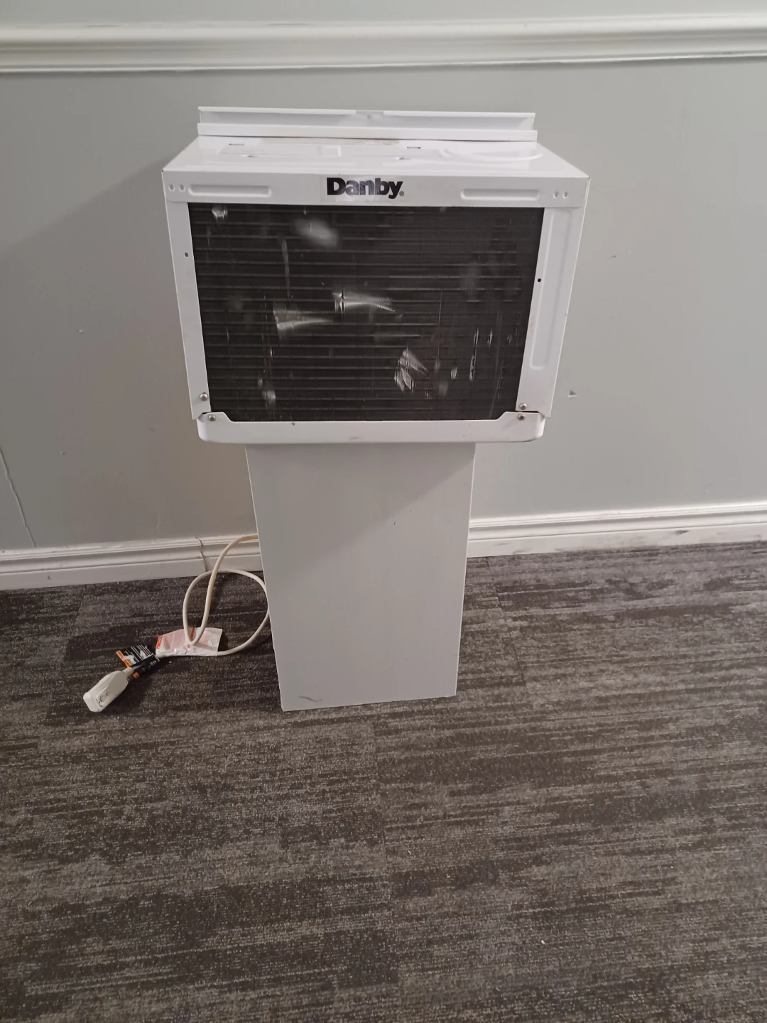 Danby Window Air Conditioner - photo 2
