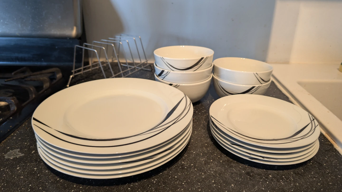 Set of 6 Dinner Plates, 5 Bowls & Saucers.