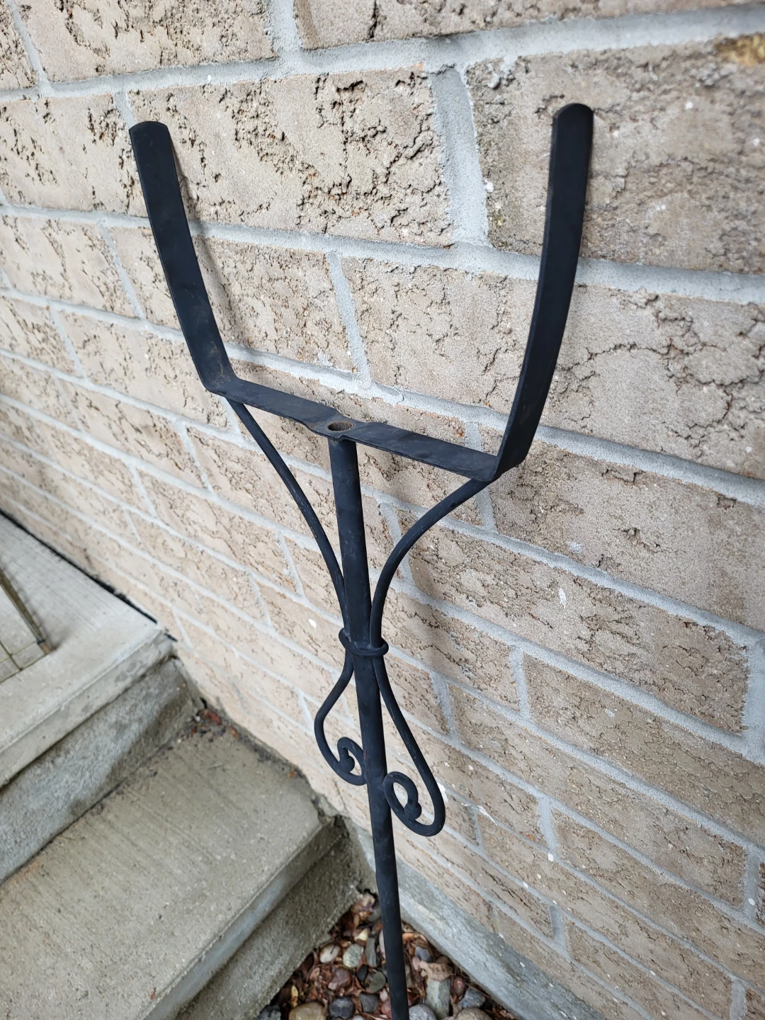 Black Metal Plant Stand for Garden - photo 2