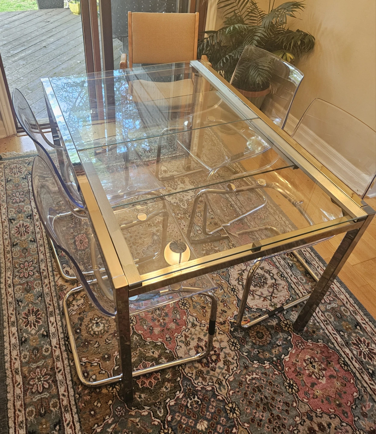 Glass top IKEA dining table with 4 plastic chairs - photo 2