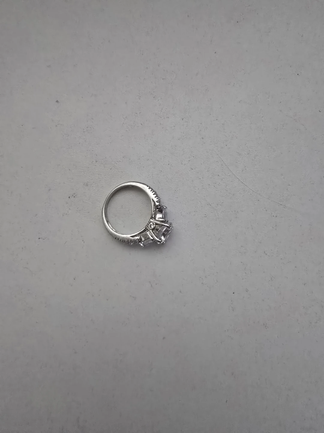 Sparkling three-stone ring - photo 3