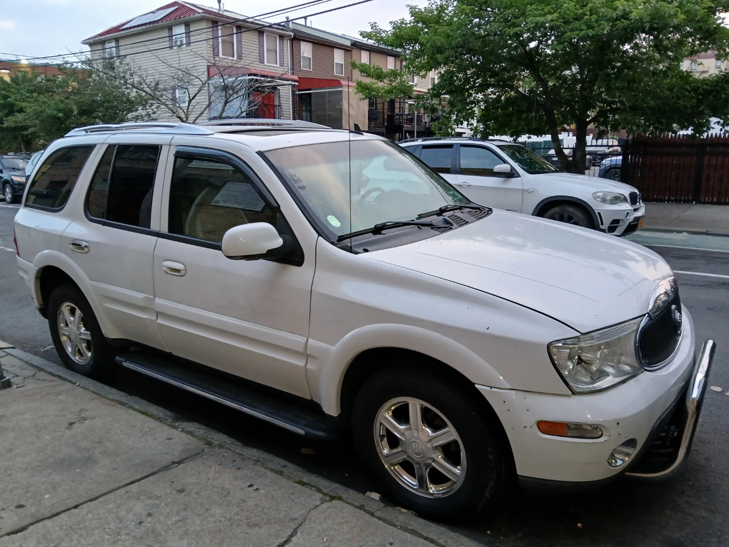 White Buick Rainer gxl SUV loaded