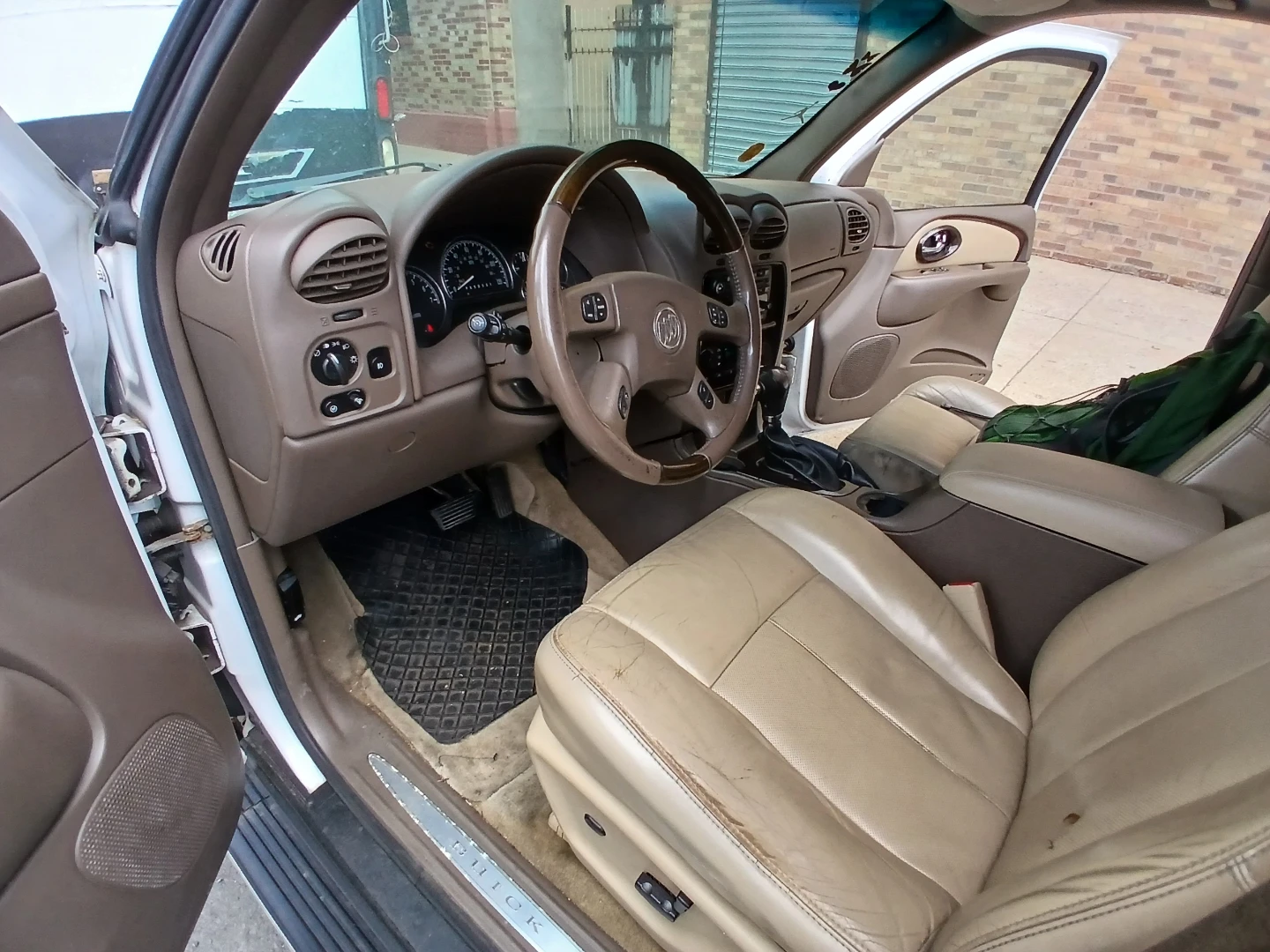 White Buick Rainer gxl SUV loaded - photo 2