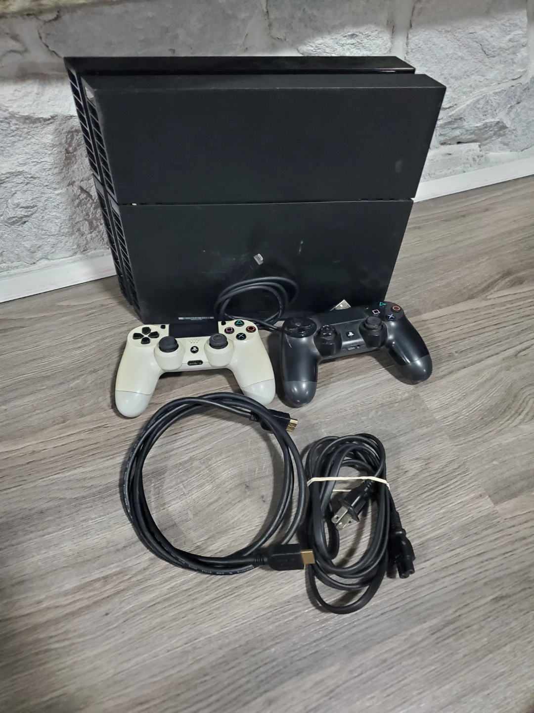 PS4 consol - 14 Games - 2 controllers - photo 3