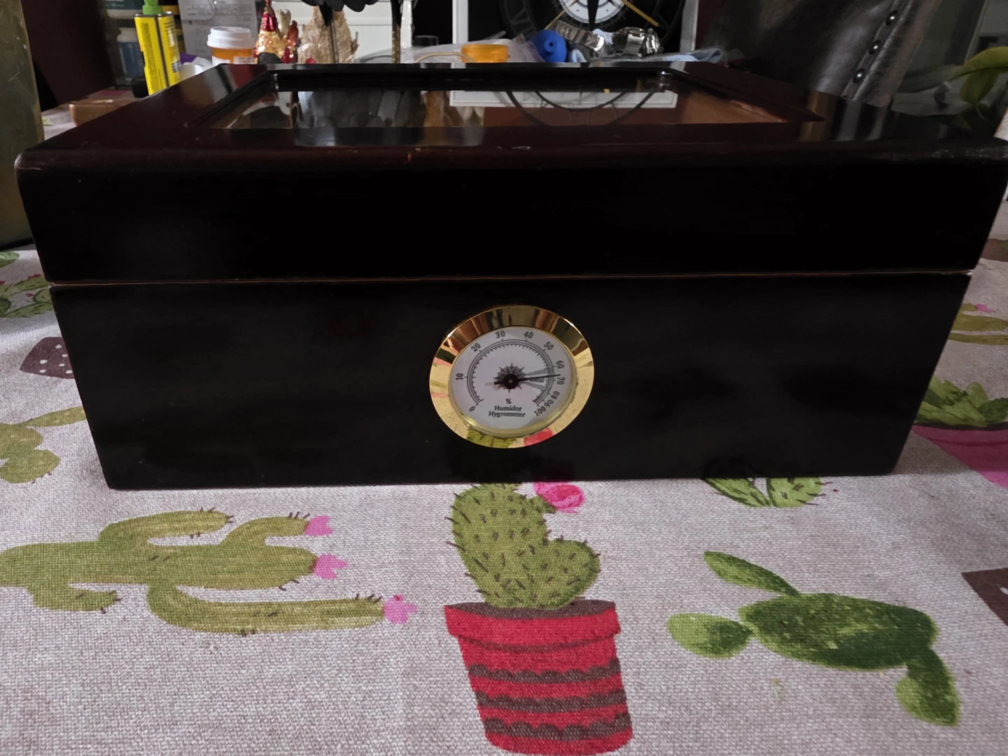 Wooden Cigar Humidor/Glass Top, Hygrometer/Cedar Lined Interior