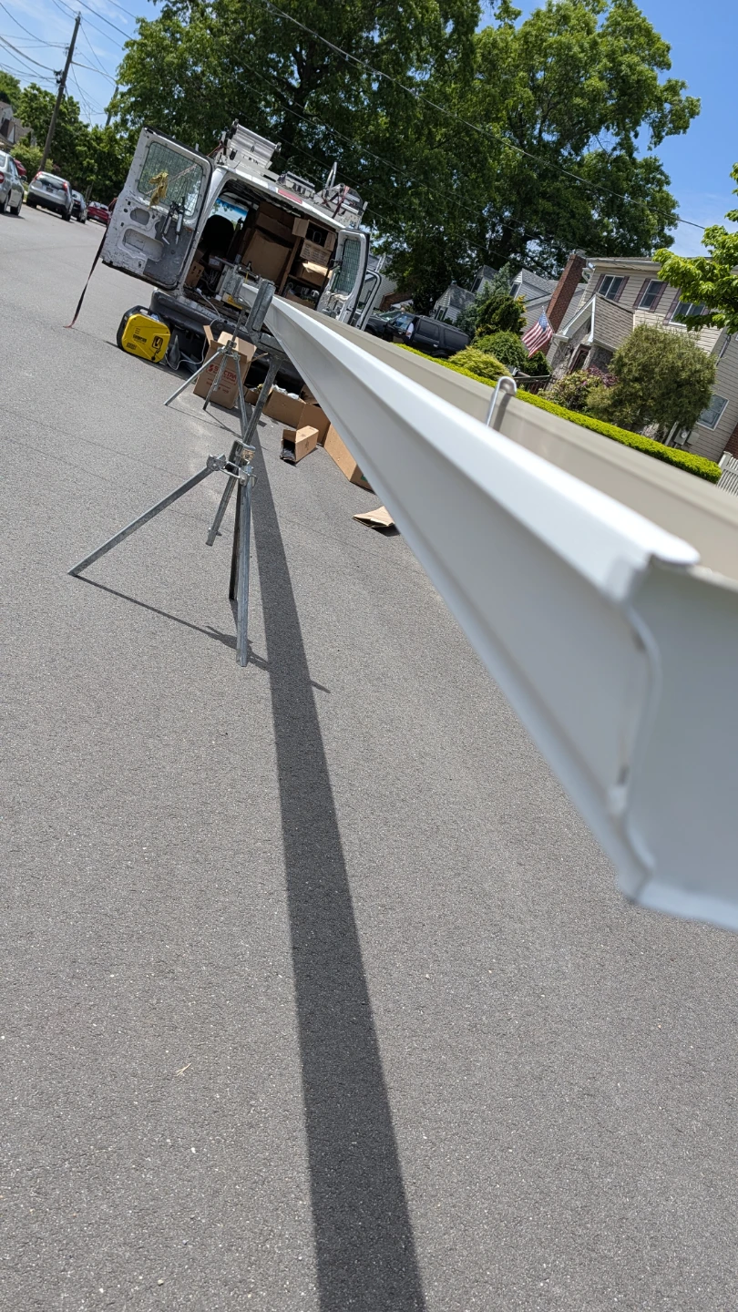 White Gutter Section with Screen - photo 2