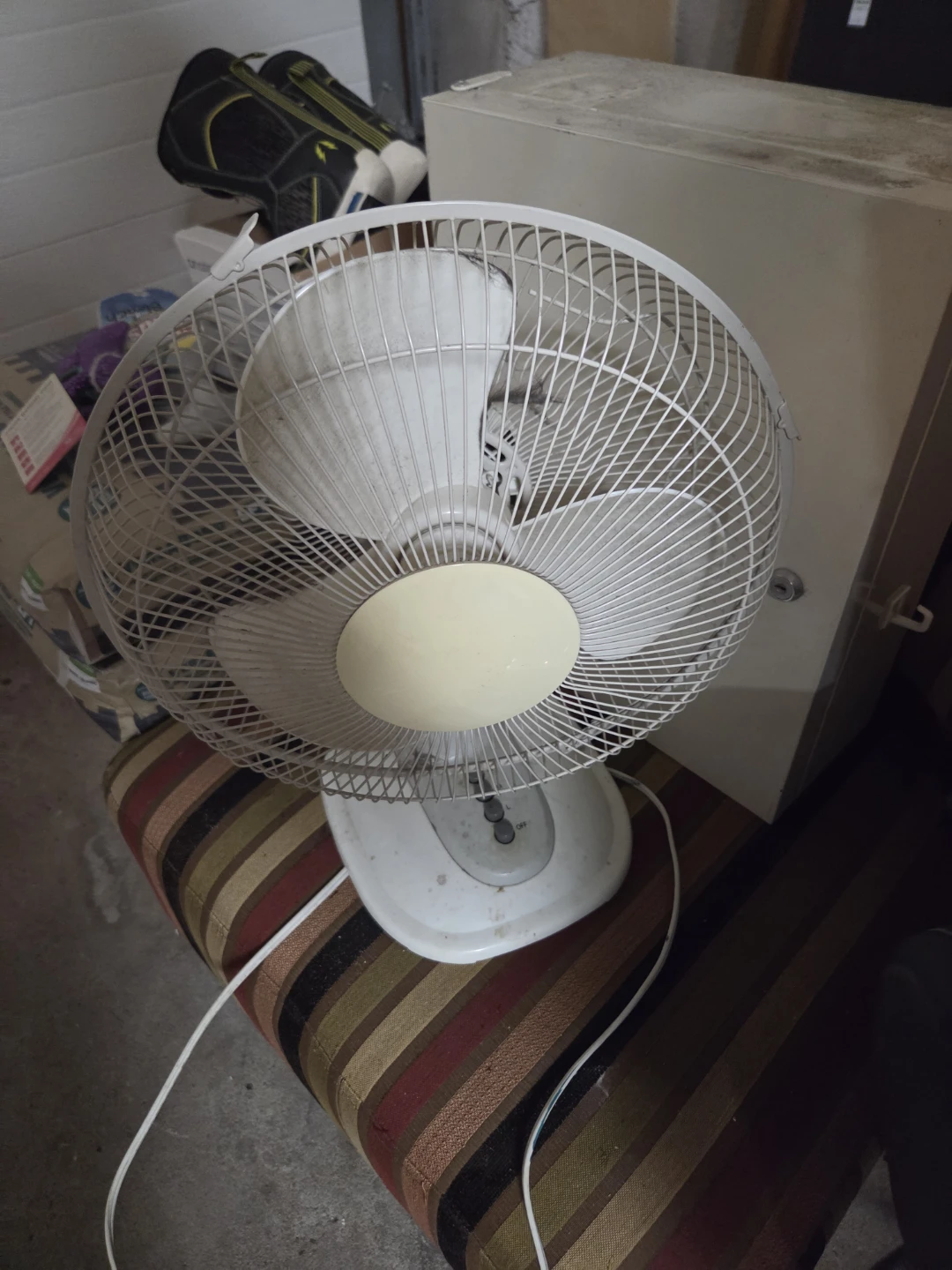 White oscillating desk fan - photo 2