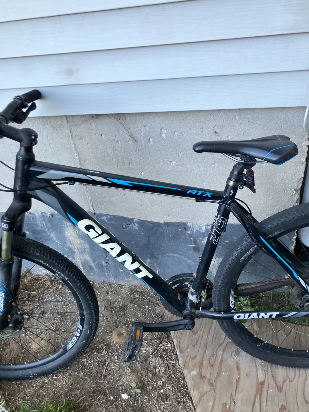 GIANT ATX MOUNTAIN BIKE