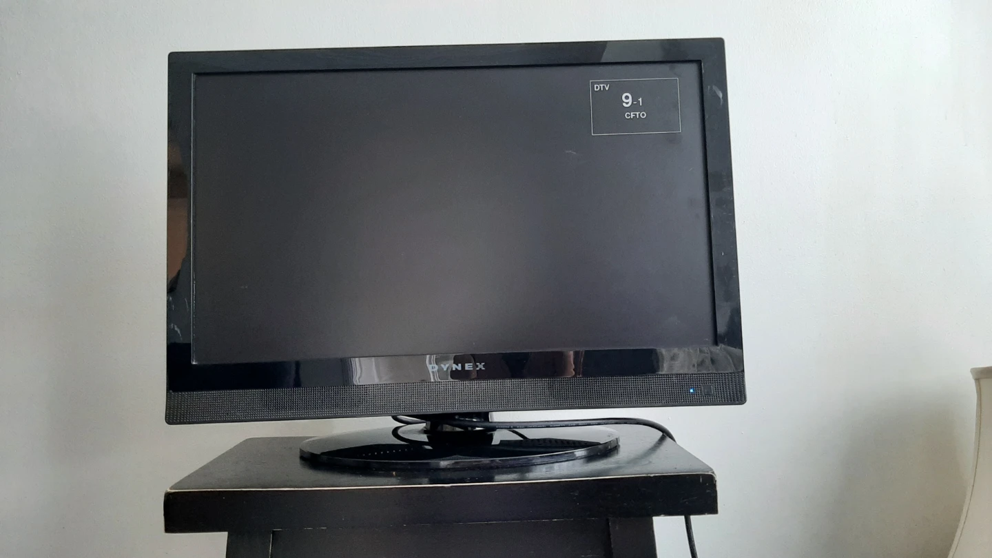 Dynex 22" LED TV - photo 3