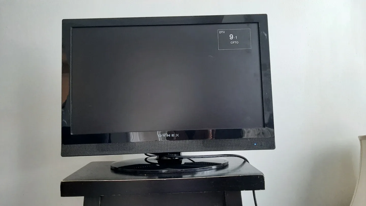 Dynex 22" LED TV - photo 3